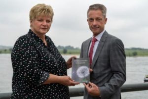 Yvonne Nicolasen van de Persgroep en Pedro Swier samen met de gedichtenbundel