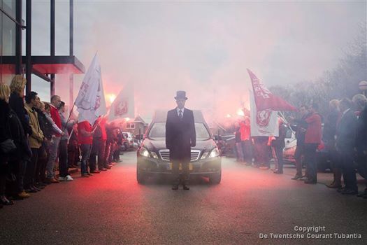 Tradities en rituelen. Pedro Swier loopt voor bij een FC Twente uitvaart.