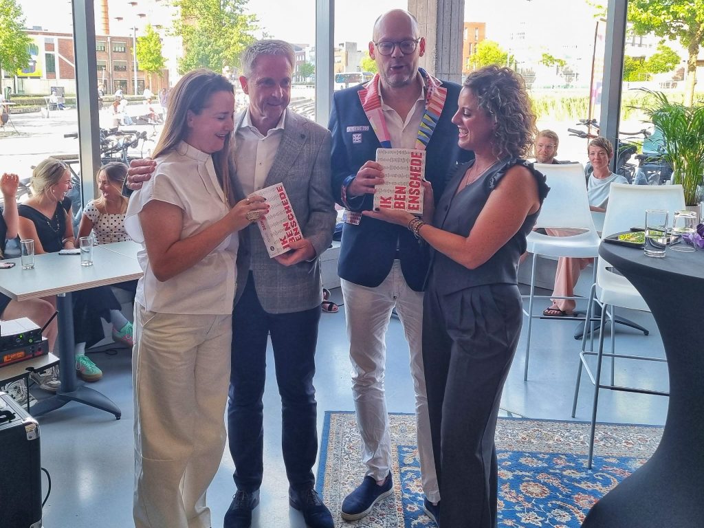 Ik ben Enschede, overhandiging boek.