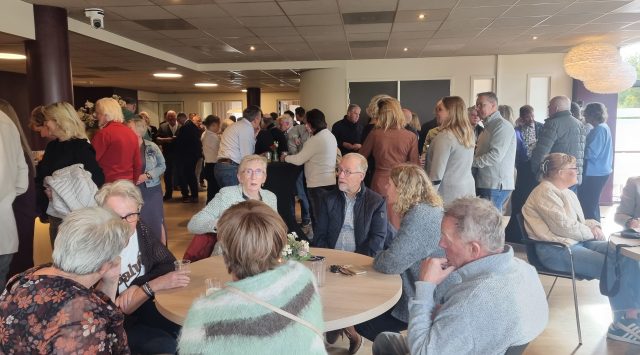 Bezoekers hal 2 Bezoekers hal 2